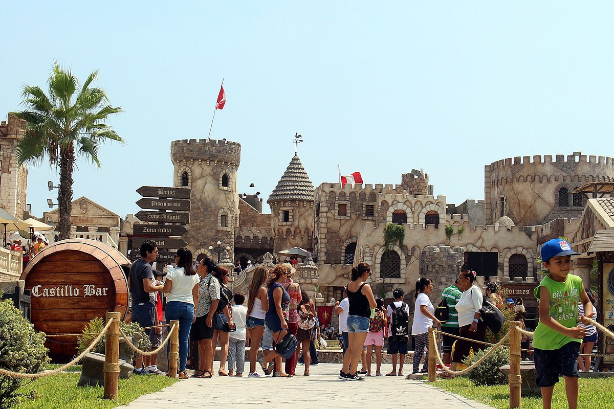 turistas-en-el-castillo
